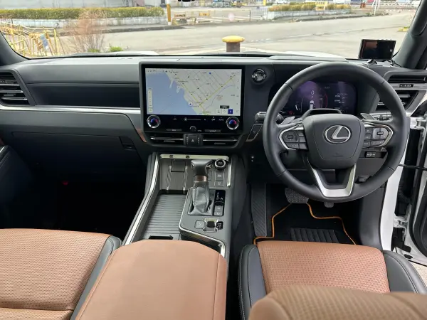 Lexus GX550 Version L 4WD Panoramic Roof Digital Mirror Front/Rear Dashcam 360 Camera Power Side Steps Saddle Tan Leather Cool Box Wireless Charging HUD BSM Power Tailgate Safety System 22in All-Weather Wheels Cold Weather Package (Sonic Quartz) — photo 8