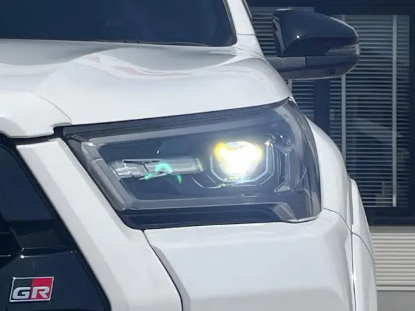 Toyota Hilux 2.4 Z GR Sport Diesel Turbo 4WD with Navigation 8-inch Display Audio, Surround View Camera, Collision Mitigation System, Radar Cruise, Non-smoking Car, Dashcam, Corner Sensors, Smart Key, LED Headlights, ETC, Genuine 18-inch Alloy Wheels (Super White II) — photo 8