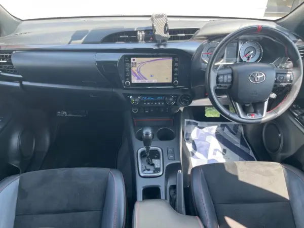 2023 Toyota Hilux — photo 2