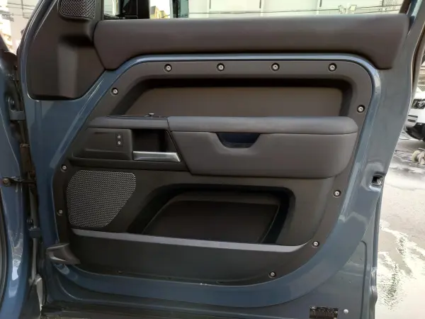 Land Rover Defender 110 2.0L P300 4WD Certified Used Car with Air Suspension, Contrast Roof, Front Seat Heaters, Premium LED Headlights, Digital Meter, Surround Camera, Apple CarPlay & Android Auto, ACC/LKA/BSM/RTM, 19-inch All-Weather Wheels (Tasman Blue) — photo 7