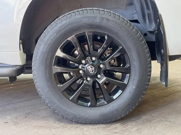 Toyota Land Cruiser Prado 2.7 TX L Package 70th Anniversary Limited 4WD Sunroof Genuine 9-inch Display Audio Surround Camera Seat Ventilation LED Headlamps Power Seats Safety Sense Radar Cruise (White Pearl Crystal Shine) — photo 9