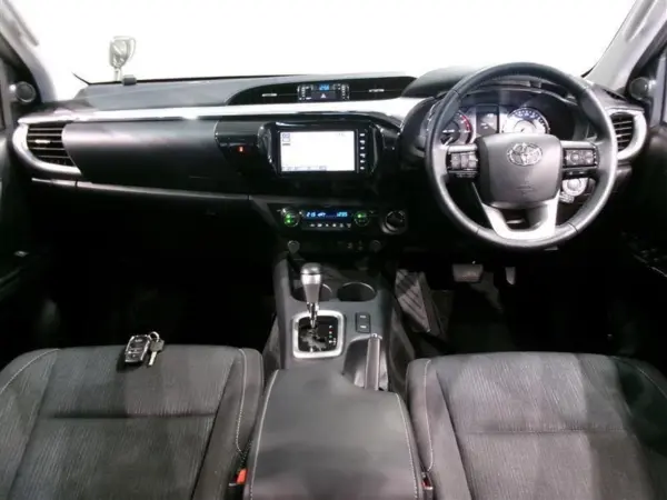 Toyota Hilux 2.4 Z Diesel Turbo 4WD One Owner ETC Backup Camera LED Smart Key Cruise Control Collision Avoidance & Damage Mitigation Lane Departure Warning Anti-Skid System Full-Seg TC Navigation DVD Playback (Bronze Green Metallic) — photo 7