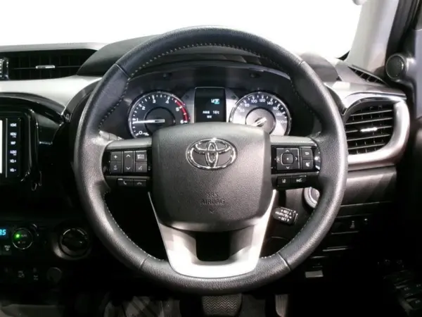 Toyota Hilux 2.4 Z Diesel Turbo 4WD One Owner ETC Backup Camera LED Smart Key Cruise Control Collision Avoidance & Damage Mitigation Lane Departure Warning Anti-Skid System Full-Seg TC Navigation DVD Playback (Bronze Green Metallic) — photo 8