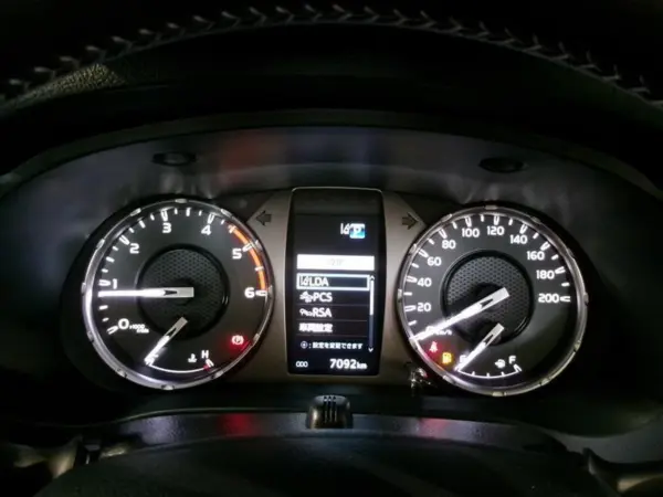 Toyota Hilux 2.4 Z Diesel Turbo 4WD One Owner ETC Backup Camera LED Smart Key Cruise Control Collision Avoidance & Damage Mitigation Lane Departure Warning Anti-Skid System Full-Seg TC Navigation DVD Playback (Bronze Green Metallic) — photo 9