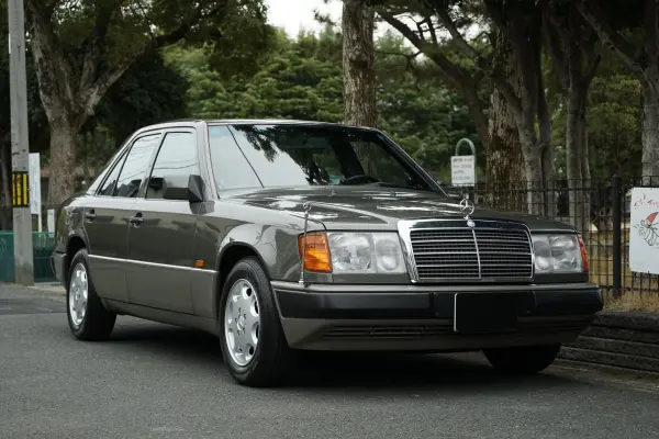 Mercedes-Benz Medium Class 300E Official Dealer Car Left-Hand Drive Indoor Storage Non-Smoking New Tires (Anthracite Grey Metallic)