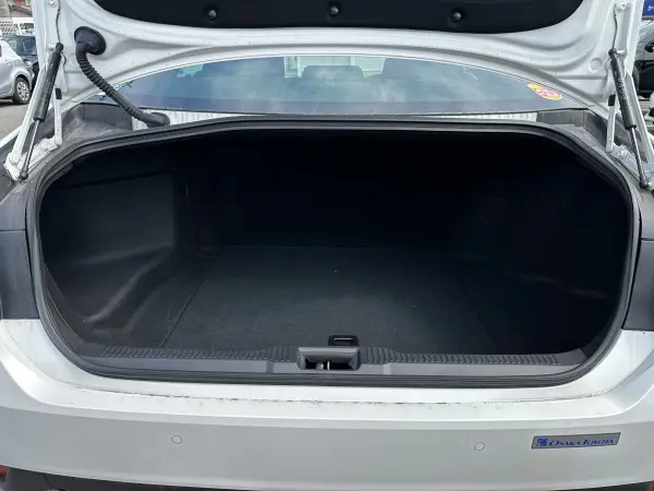 Toyota Crown Hybrid 2.5 G (White) — photo 9