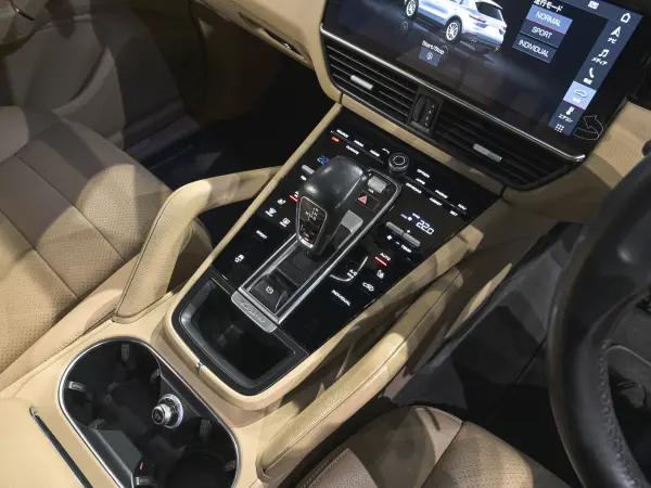 Porsche Cayenne 3.0 Tiptronic S 4WD with BOSE Surround Sound System, Exterior Package, Seat Heater, Multifunction Steering Wheel (Jet Black Metallic) — photo 9