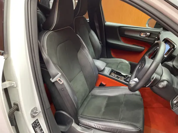 Volvo XC40 T4 AWD R-Design 4WD harman/kardon 360° Camera ACC Power Tailgate Half Leather Seat Seat Heater Power Seat Auto Hold Genuine Navi Intellisafe Lane Assist Blind Spot ETC (Crystal White Pearl) — photo 7