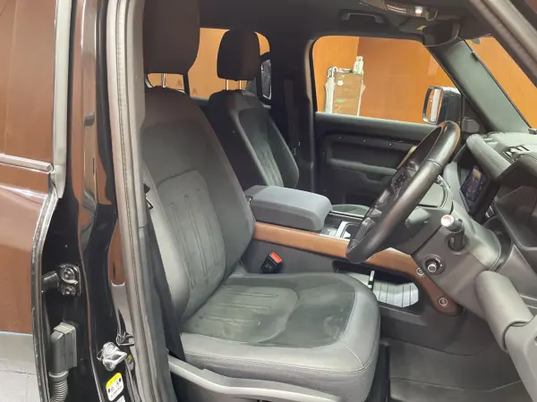 Land Rover Defender 110 X Dynamic SE Double O Black Edition 3.0L D300 Diesel Turbo 4WD Limited Edition of 150 Units Panorama Sunroof 7-Seater Air Suspension ACC Meridian Sound Extended Black Interior Pack Genuine Navigation 360° Camera Black Leather Seat Heater Steering Heater LED Headlights (Santorini Black Metallic) — photo 7