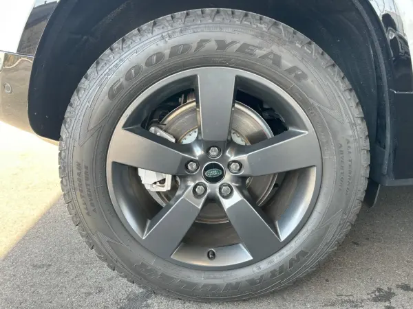 Land Rover Defender 110 X Dynamic HSE 3.0L D300 Diesel Turbo 4WD Certified Used Car Air Suspension Sunroof Meridian Surround Apple CarPlay/Android Auto Ambient Lighting Genuine 20-inch AW Seat Heater & Cooler Power Steering Column (Fuji White (Solid)) — photo 7