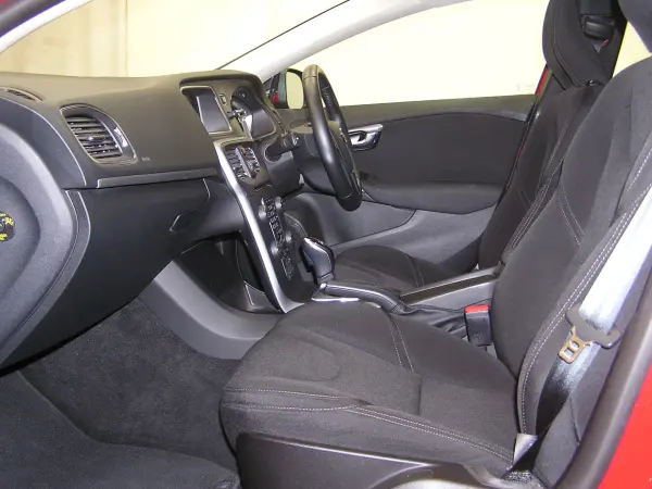 Volvo V40 T2 Kinetic Passion Red 1 Owner Winter Tires Included Aftermarket AW (Summer Tires Included Genuine AW Included) Genuine Display Audio Bluetooth USB CD/DVD Playback MSV ACC Lane Keep Assist BLIS Brake Assist Spare Key Included (Passion Red) — photo 7