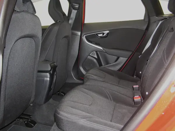 Volvo V40 T2 Kinetic Passion Red 1 Owner Winter Tires Included Aftermarket AW (Summer Tires Included Genuine AW Included) Genuine Display Audio Bluetooth USB CD/DVD Playback MSV ACC Lane Keep Assist BLIS Brake Assist Spare Key Included (Passion Red) — photo 8