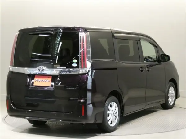 2019 Toyota Noah — photo 3