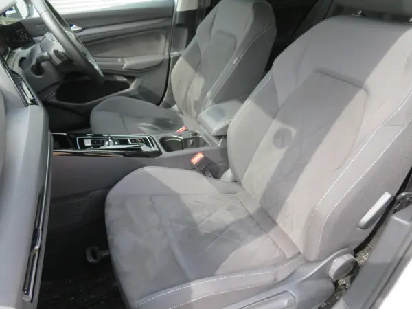 2023 Volkswagen Golf — photo 2