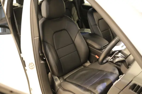 Porsche Cayenne 3.0 Tiptronic S 4WD One Owner Panorama Sunroof Black Leather Seats Genuine Navigation 360 Camera Power Tailgate LED Headlights (Pure White) — photo 9