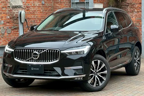 Volvo XC60 Ultra B5 AWD 4WD One Owner / Heated Seats All Around / Front Seat Ventilation / Heated Steering Wheel / Sunroof / Air Suspension / Memory Power Seats / Harman & Kardon Sound / 360-Degree Camera / Crystal Knob / Head-Up Display / Lane Keep Assist (Onyx Black Metallic) — photo 9