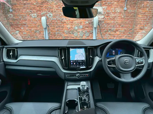 2025 Volvo Xc60 — photo 2