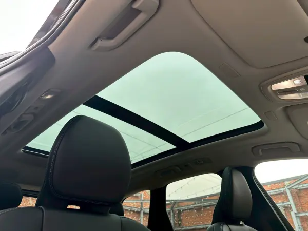 Volvo XC60 Ultra B5 AWD 4WD One Owner / Heated Seats All Around / Front Seat Ventilation / Heated Steering Wheel / Sunroof / Air Suspension / Memory Power Seats / Harman & Kardon Sound / 360-Degree Camera / Crystal Knob / Head-Up Display / Lane Keep Assist (Onyx Black Metallic) — photo 7