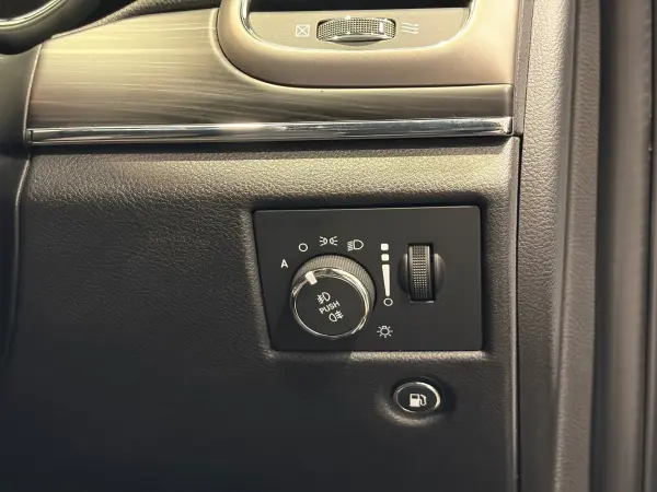 Jeep Grand Cherokee Limited 4WD Final Model Air Suspension 18-Month Warranty (Nationwide Authorized Dealers) CarPlay Safety Features Leather Seats (Heated) Power Tailgate LED Headlights Non-Smoking Vehicle Service Records Owner's Manual Spare Key Certified Used Car (Diamond Black Crystal Pearl C) — photo 8