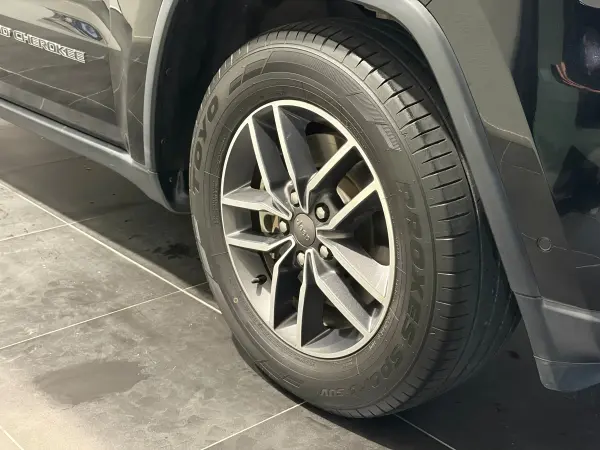 Jeep Grand Cherokee Limited 4WD Final Model Air Suspension 18-Month Warranty (Nationwide Authorized Dealers) CarPlay Safety Features Leather Seats (Heated) Power Tailgate LED Headlights Non-Smoking Vehicle Service Records Owner's Manual Spare Key Certified Used Car (Diamond Black Crystal Pearl C) — photo 9
