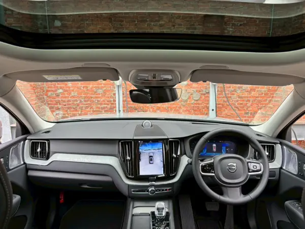 Volvo XC60 Ultra B5 AWD 4WD One Owner / All-Seat Heaters / Front Seat Ventilation / Heated Steering Wheel / Sunroof / Memory Power Seats / Bowers & Wilkins Sound / 360-Degree Camera / Crystal Knob / Head-Up Display / Lane Keep Assist / ETC (Silver) — photo 7