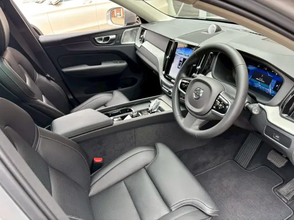 Volvo XC60 Ultra B5 AWD 4WD One Owner / All-Seat Heaters / Front Seat Ventilation / Heated Steering Wheel / Sunroof / Memory Power Seats / Bowers & Wilkins Sound / 360-Degree Camera / Crystal Knob / Head-Up Display / Lane Keep Assist / ETC (Silver) — photo 8