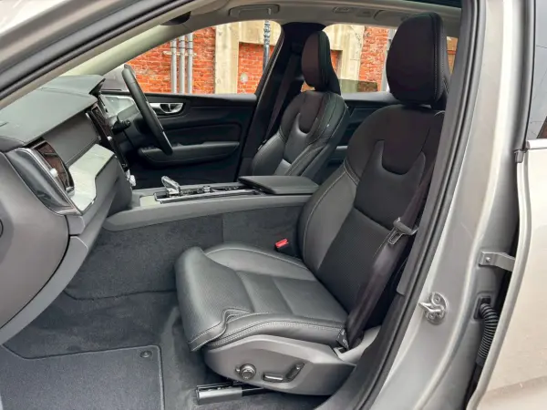 Volvo XC60 Ultra B5 AWD 4WD One Owner / All-Seat Heaters / Front Seat Ventilation / Heated Steering Wheel / Sunroof / Memory Power Seats / Bowers & Wilkins Sound / 360-Degree Camera / Crystal Knob / Head-Up Display / Lane Keep Assist / ETC (Silver) — photo 9