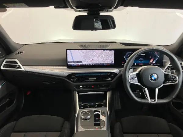 2025 Bmw 3 Series — photo 2