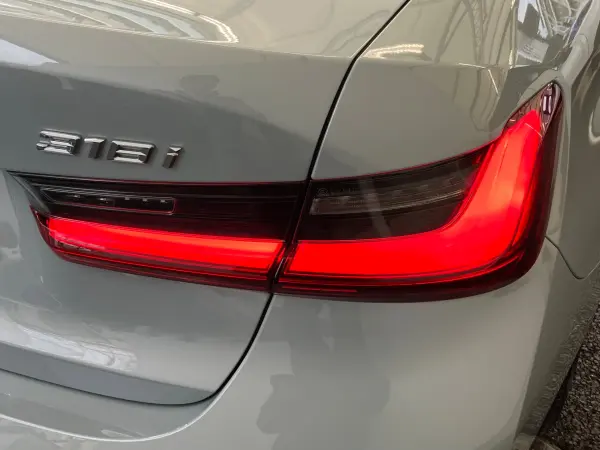 BMW 3 Series 318i M Sport — photo 8