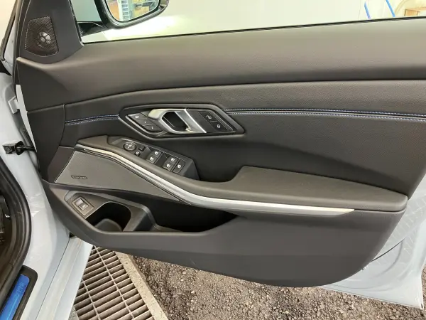 BMW 3 Series 318i M Sport — photo 9