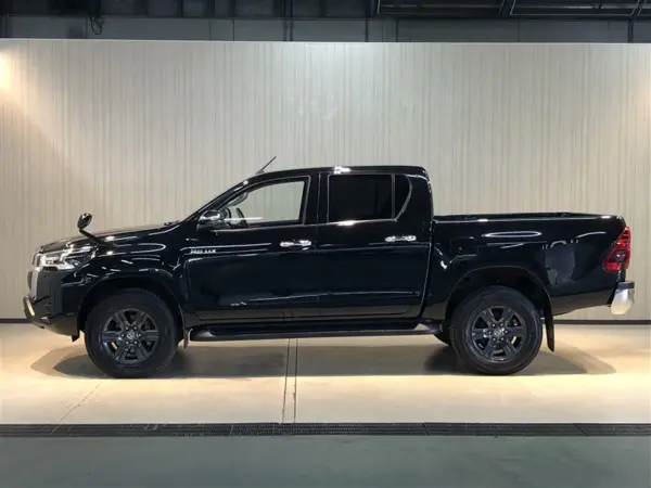 Toyota Hilux 2.4 Z Diesel Turbo 4WD Cruise Control Smart Key Dashcam Backup Camera (Black Mica) — photo 8