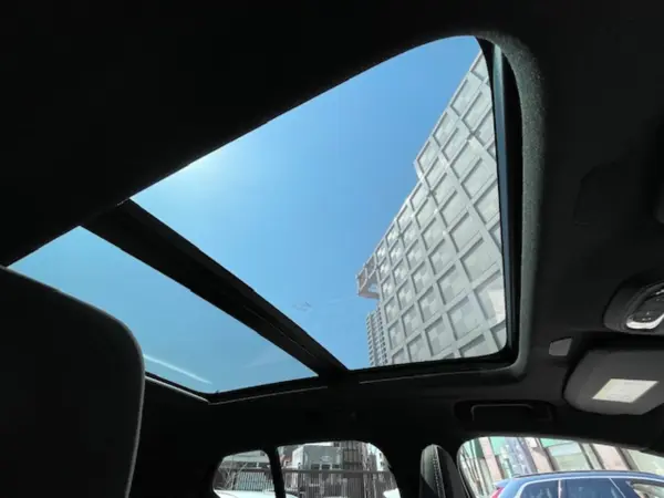 Volvo XC40 B4 AWD R Design 4WD Certified Used Car - Panoramic Glass Sunroof, Harman Kardon, Heated Seats, Heated Steering Wheel, 360° Camera, Genuine Leather Shift Knob, Adaptive Cruise Control, Power Tailgate, Keyless Entry, Non-Smoking Vehicle (Bursting Blue Metallic) — photo 7