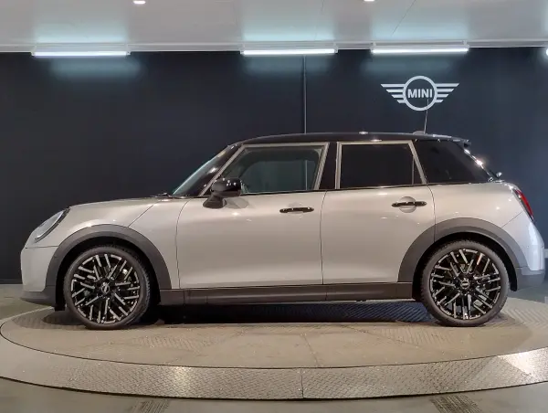 Mini Cooper C 5-Door DCT Former Demo Car Favourite Trim M Package Beskin Night Shade Blue Seats Harman Kardon Speakers Power Seats Privacy Glass Genuine 18-inch Alloy Wheels Steering Heater (Melting Silver) — photo 7