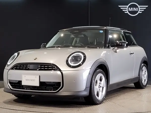 Mini Cooper C 3-Door DCT Classic Trim Adaptive LED Headlights Backup Camera Active Cruise Control Front/Rear PDC Sensors Comfort Access Apple CarPlay Android Auto Mirror-Type ETC Former Demo Rental (Melting Silver III)