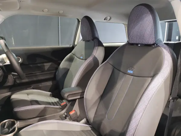 Mini Cooper C 3-Door DCT Classic Trim Adaptive LED Headlights Backup Camera Active Cruise Control Front/Rear PDC Sensors Comfort Access Apple CarPlay Android Auto Mirror-Type ETC Former Demo Rental (Melting Silver III) — photo 9