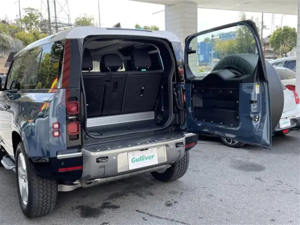 Land Rover Defender 90 SE 2.0L P300 4WD — photo 8