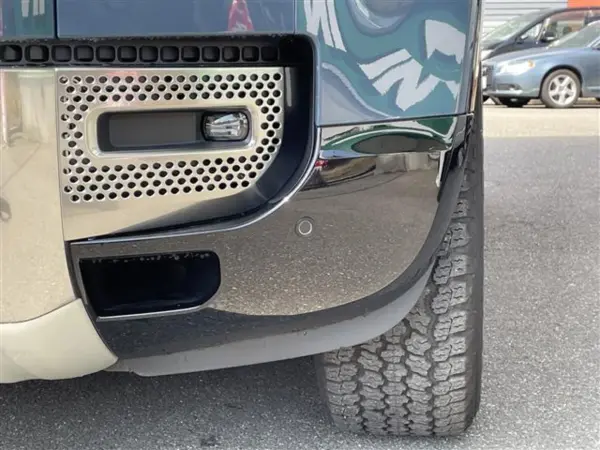 Land Rover Defender 90 SE 2.0L P300 4WD — photo 9