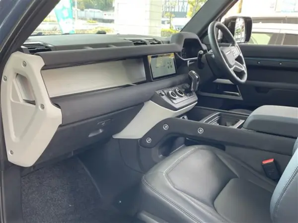 Land Rover Defender 90 SE 2.0L P300 4WD — photo 7