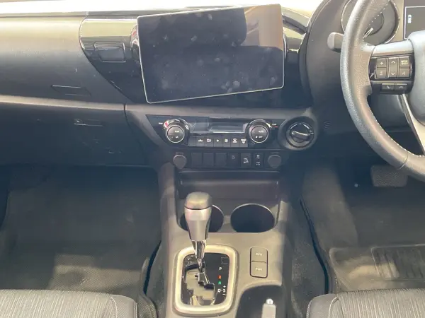 2022 Toyota Hilux — photo 2