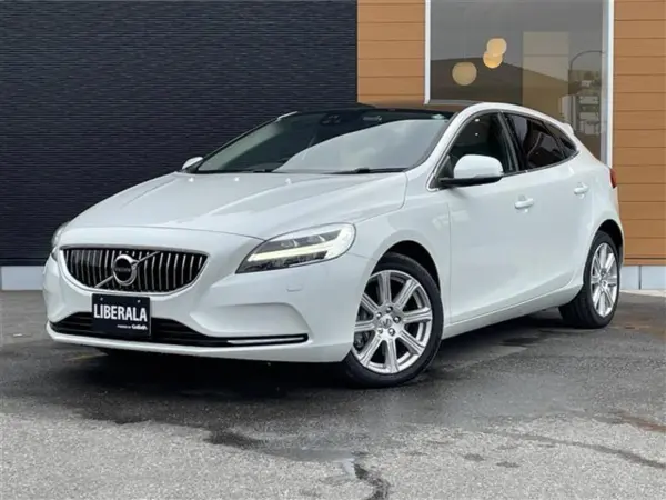 Volvo V40 T3 Classic Edition with Genuine Navigation, Sunroof, Rear Camera, Leather Seats (White)