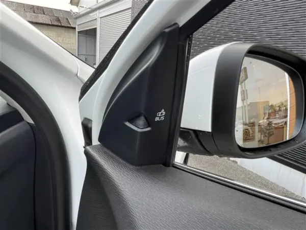 Volvo V40 T3 Classic Edition with Genuine Navigation, Sunroof, Rear Camera, Leather Seats (White) — photo 8