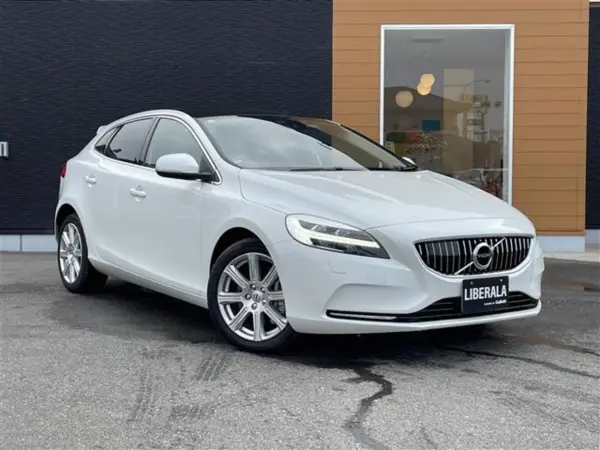 Volvo V40 T3 Classic Edition with Genuine Navigation, Sunroof, Rear Camera, Leather Seats (White) — photo 9
