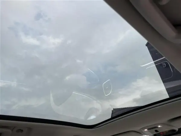 Volvo V40 T3 Classic Edition with Genuine Navigation, Sunroof, Rear Camera, Leather Seats (White) — photo 7