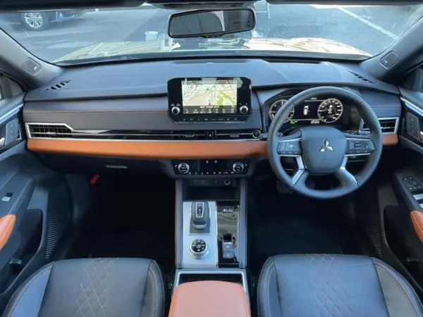 2023 Mitsubishi Outlander — photo 2