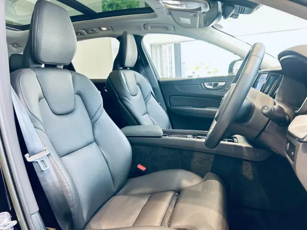 Volvo XC60 B5 AWD Momentum 4WD Panoramic Sunroof ACC Genuine Navigation 360° Apple CarPlay Genuine 18-inch AW LED Headlights Power Tailgate Wireless Charging Black Leather Memory Power Seats Seat Heater Steering Heater Roof Rails BLIS (Onyx Black Metallic) — photo 9