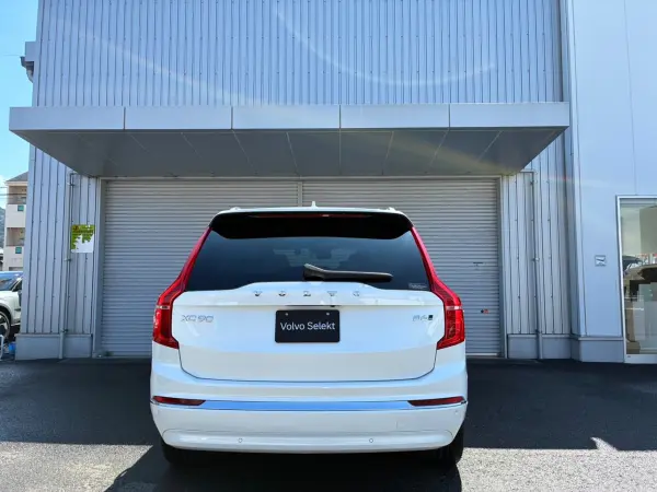Volvo XC90 Ultimate B6 AWD 4WD Panoramic Glass Roof Genuine Leather Seats Front Seat Heaters Rear Seat Heaters Front Seat Massage Power Tailgate Park Assist 360-Degree View Camera B&W Sound Electronically Controlled Air Suspension (Crystal White Premium Metallic) — photo 7