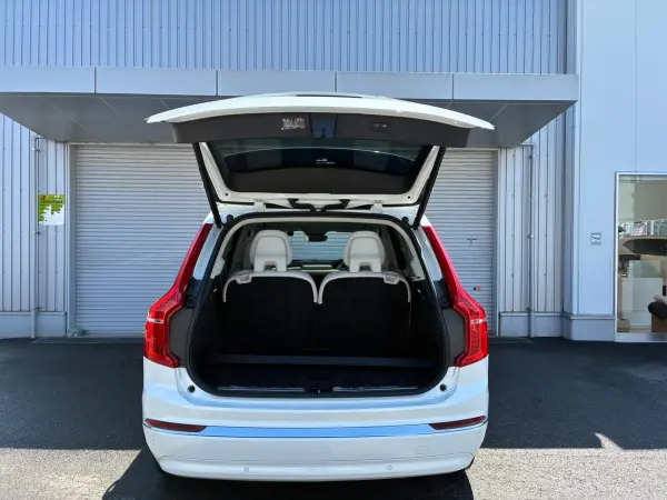 Volvo XC90 Ultimate B6 AWD 4WD Panoramic Glass Roof Genuine Leather Seats Front Seat Heaters Rear Seat Heaters Front Seat Massage Power Tailgate Park Assist 360-Degree View Camera B&W Sound Electronically Controlled Air Suspension (Crystal White Premium Metallic) — photo 8
