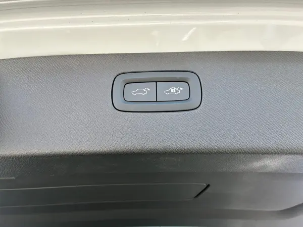 Volvo XC90 Ultimate B6 AWD 4WD Panoramic Glass Roof Genuine Leather Seats Front Seat Heaters Rear Seat Heaters Front Seat Massage Power Tailgate Park Assist 360-Degree View Camera B&W Sound Electronically Controlled Air Suspension (Crystal White Premium Metallic) — photo 9