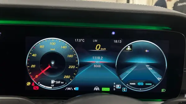 Mercedes-Benz E-Class E200 Sport (BSG Model) Our Trade-in Vehicle Panoramic Sliding Roof AMG Interior Package Exclusive Package Memory Power Seats Radar Safety (Obsidian Black) — photo 9