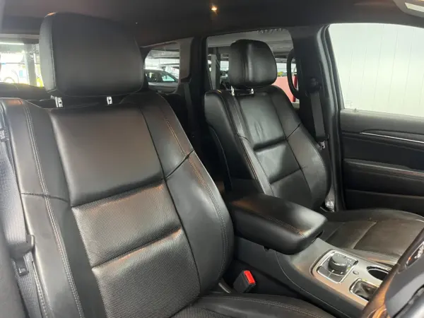 Jeep Grand Cherokee Limited (Non-Air Suspension) 4WD One Owner Leather Seats Apple CarPlay Bluetooth Factory Navigation Full-Seg Seat Heaters Ventilation Lane Keep Assist Forward Collision Warning ACC Backup Camera Certified Used Car Warranty (Bright White) — photo 7